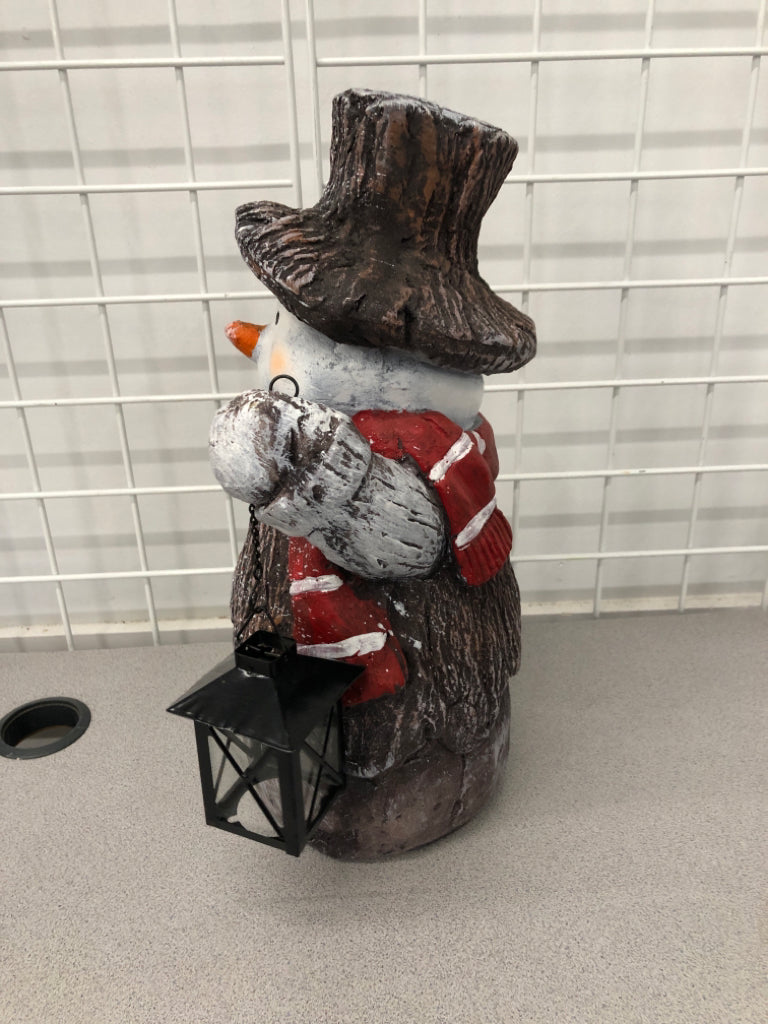 SNOWMAN HOLDING LANTERN DECOR.