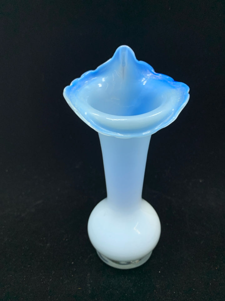 VTG LIGHT BLUE BLOWN GLASS BUD VASE W/FLUTED RIM.