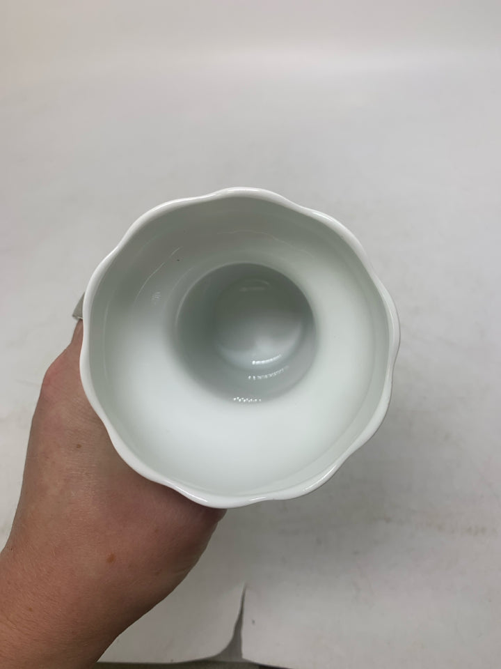 BUD VASE W/ WIDE NECK SCALLOP EDGE.