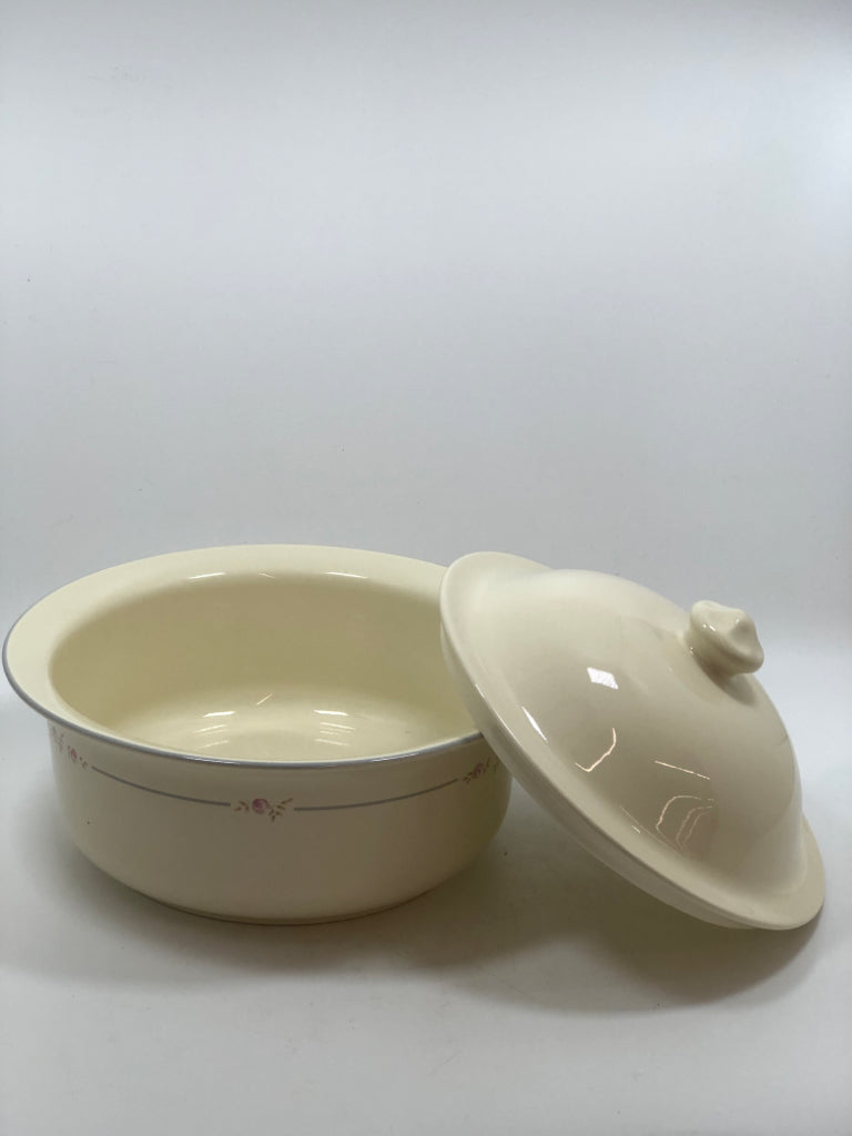 PFALTZGRAFF TROUSSEAU PATTERN COVERED CASSEROLE DISH.