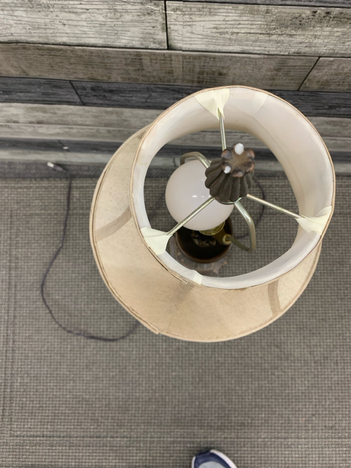 BRONZE TABLE LAMP W/TAN SHADE.
