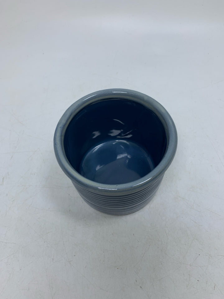 SMALL RIBBED TUMBLEWEED POTTERY CROCK.