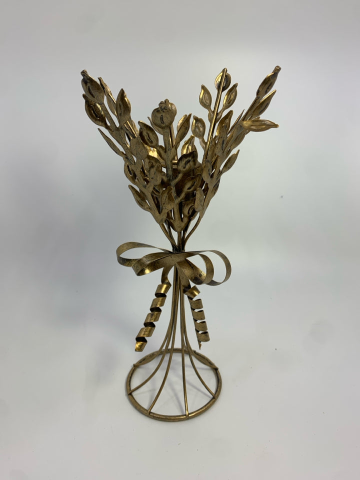 GOLD METAL TAPER CANDLE HOLDER.