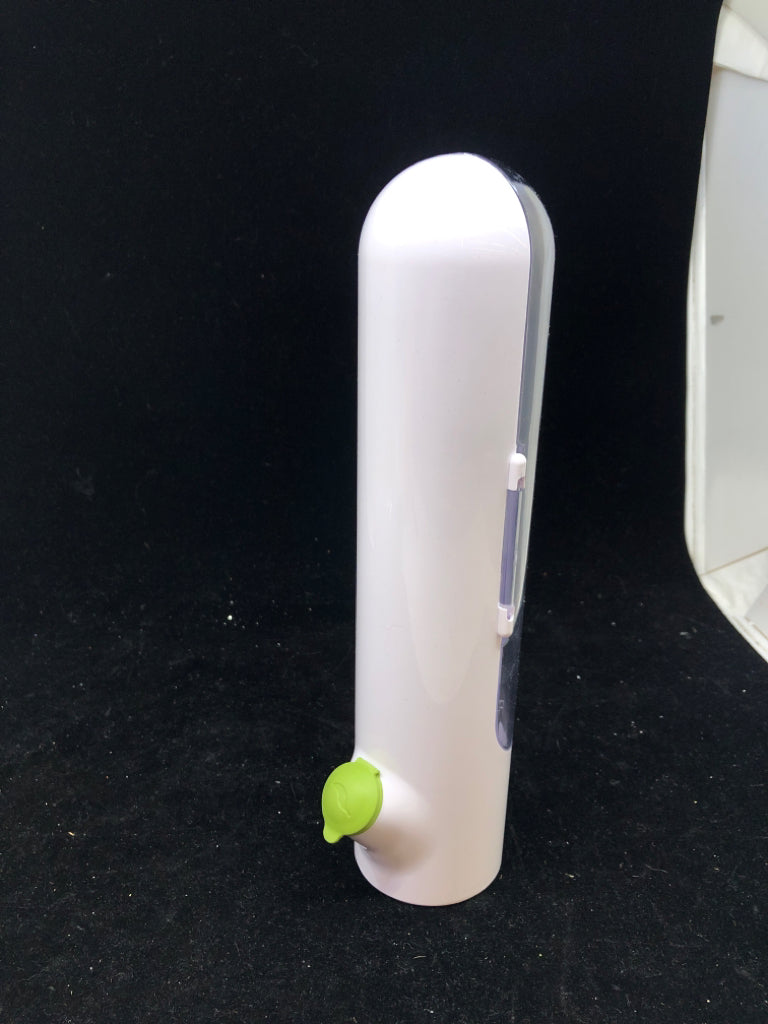WHITE PLASTIC HERB SAVER.
