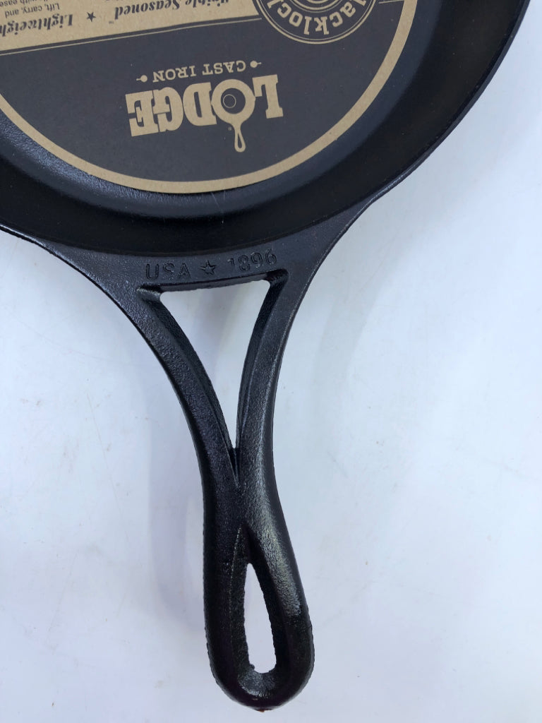 NEW LODGE CAST IRON SKILLET.