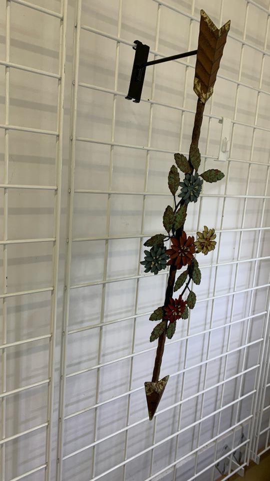 METAL ARROW AND FLOWERS WALL DECOR.
