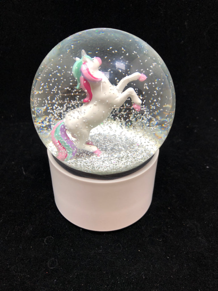 UNICORN GLITTER SNOW GLOBE.