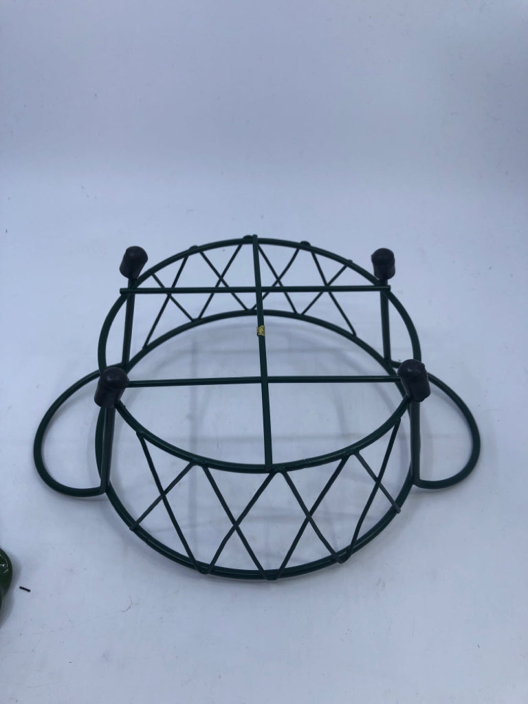 3PC BAKER W LID, STAND AND TRIVET.