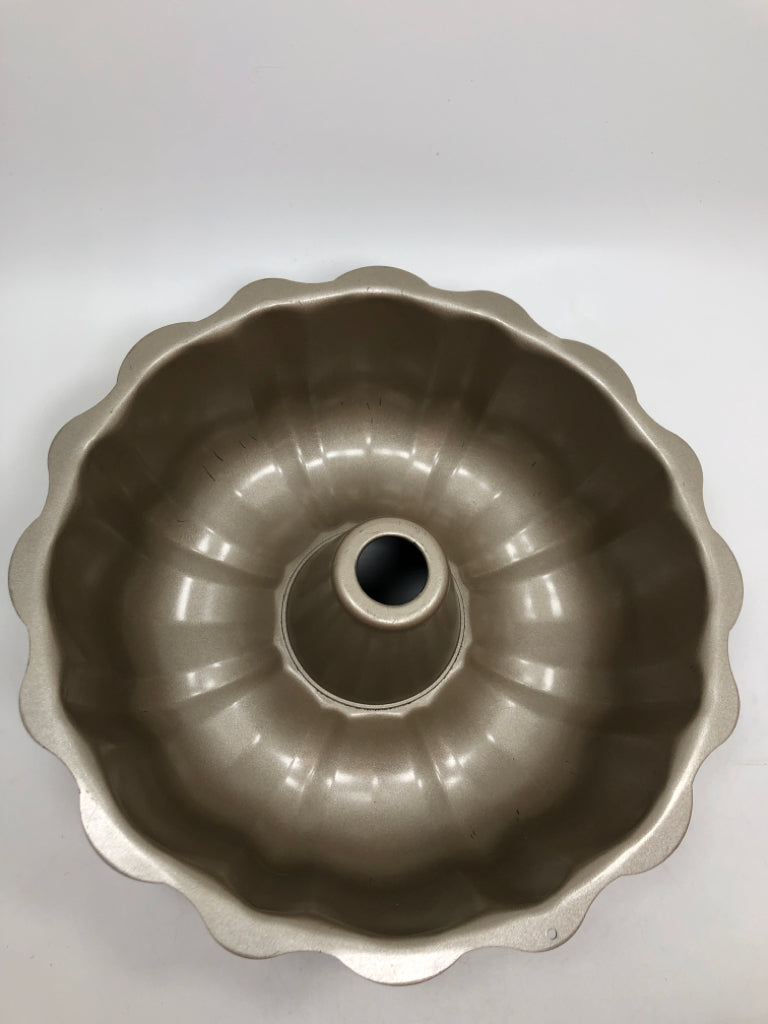 BLACK BUNDT PAN.
