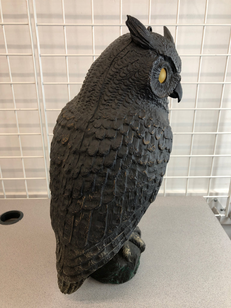 VTG PLASTIC OWL GARDEN DECOR- ITALY BLOWN MOLD.