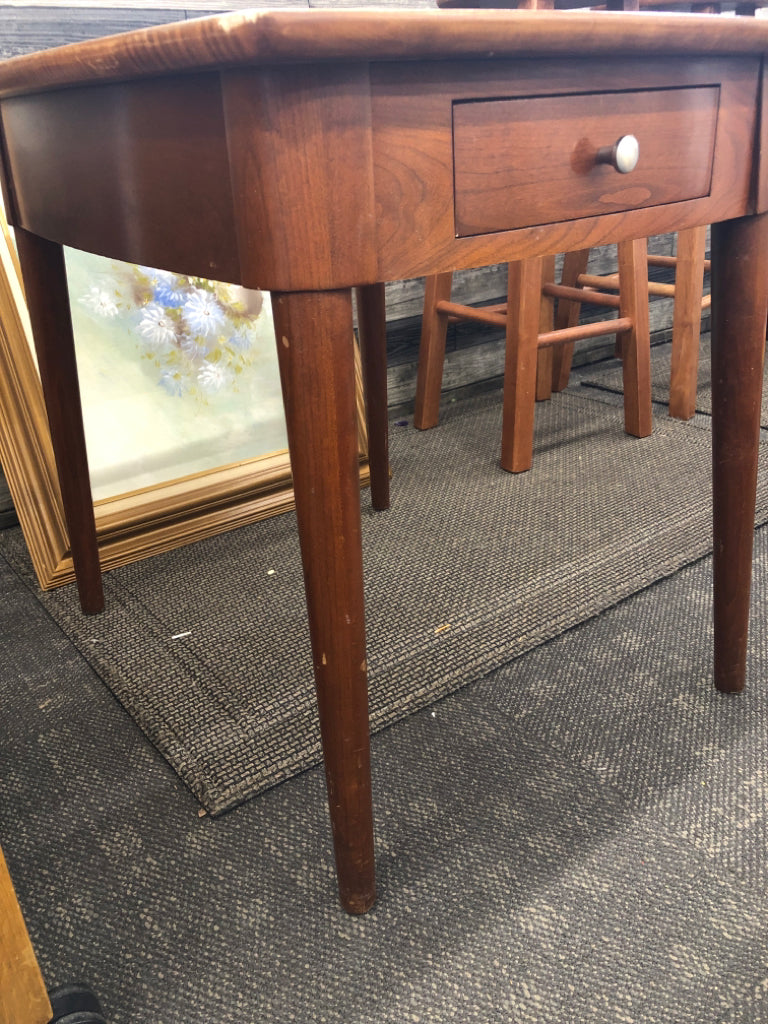 WALNUT SIDE TABLE W/DRAWER.