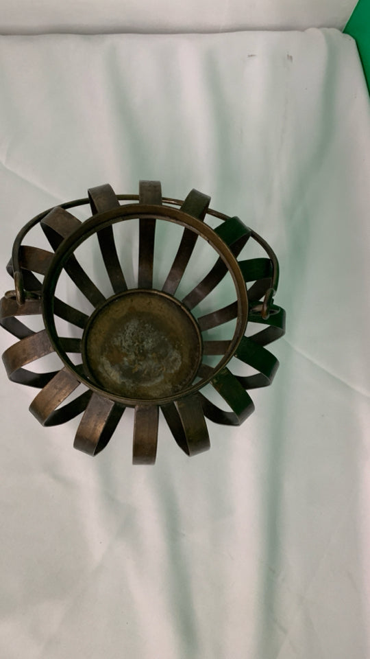 BRASS METAL LANTERN.