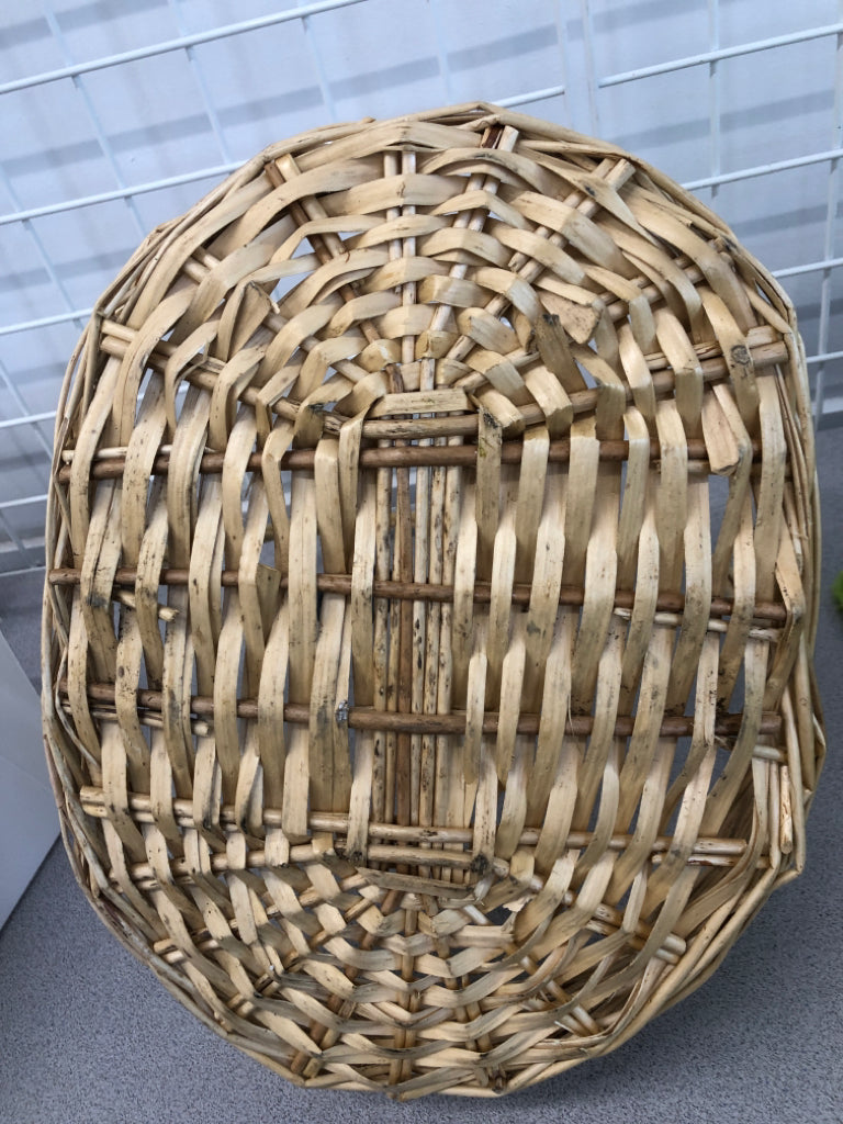 LIGHT OVAL BASKET W/HANDLE.