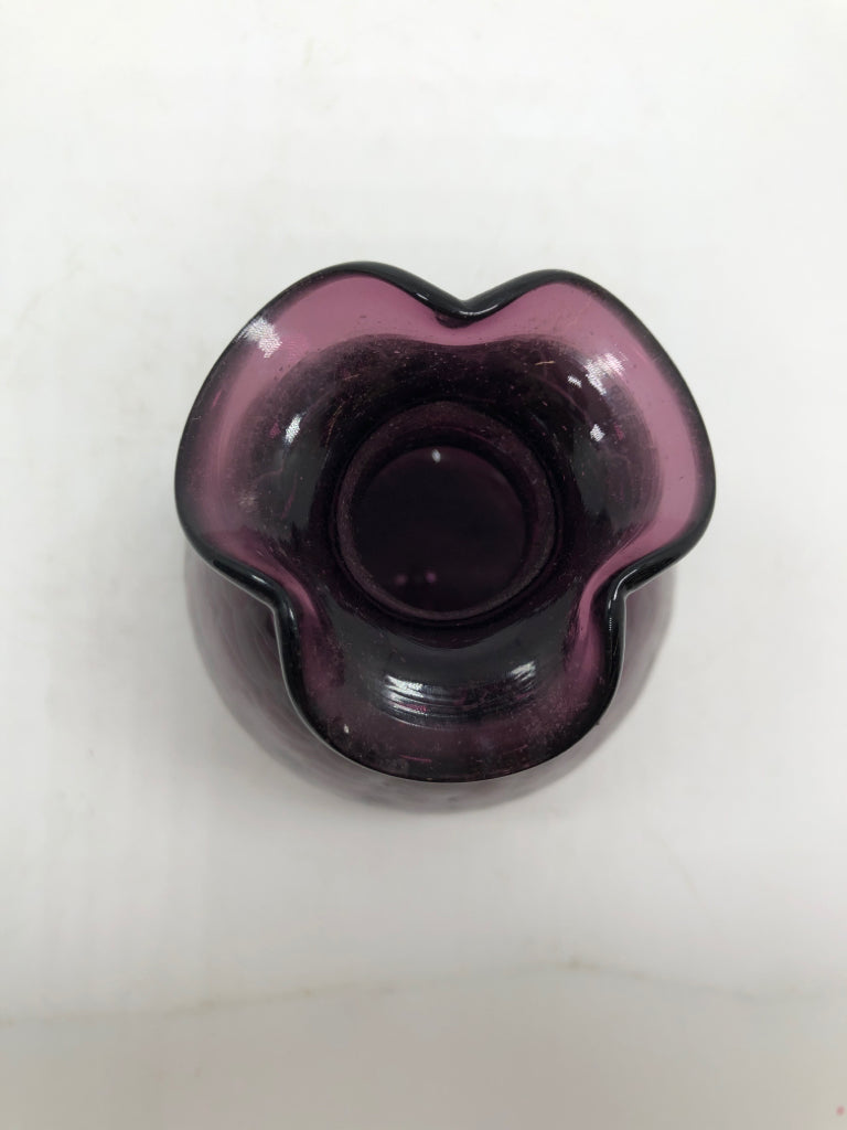 SM PURPLE CRACKLE VASE W/BLOWN GLASS SWIRLS.