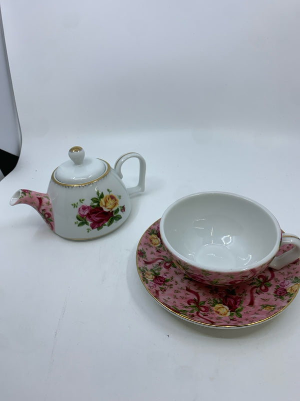 NEW ROYAL ALBERT "OLD COUNTRY ROSES" TEA FOR ONE.