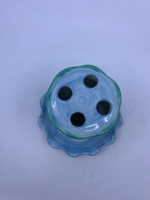 GREEN AND BLUE WHITE FLOWER TOOTH BRUSH HOLDER WITH PLATE.