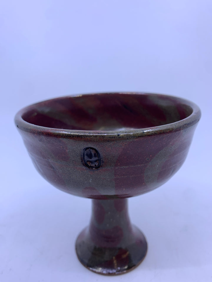 SMALL FOOTED BROWN AND GREEN SWIRL POTTERY BOWL.