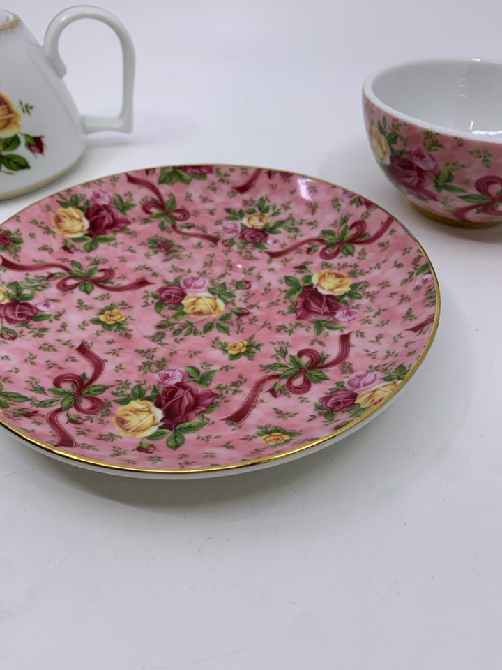 NEW ROYAL ALBERT "OLD COUNTRY ROSES" TEA FOR ONE.