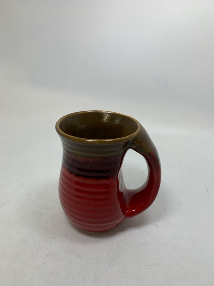 RED/BROWN RIBBED MUG W/ THICK HANDLE.