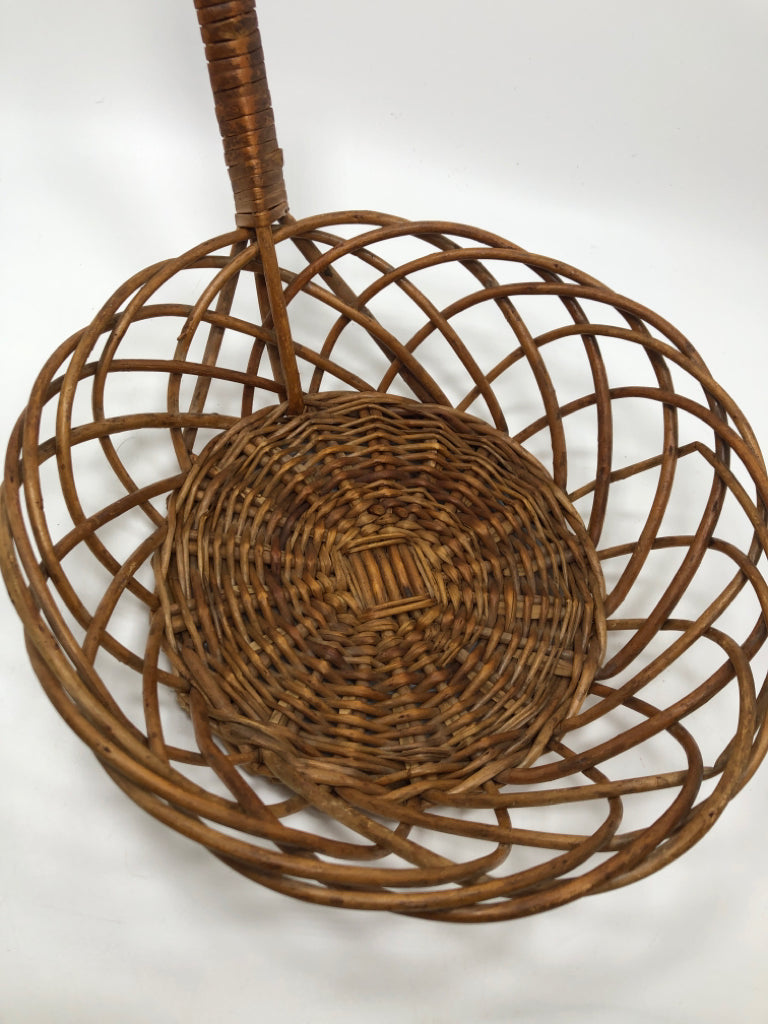 WOVEN WICKER COLLECTION BASKET.