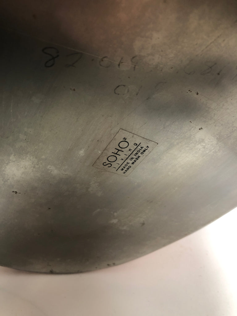GOLDEN METAL OVAL BUCKET W/HANDLES.