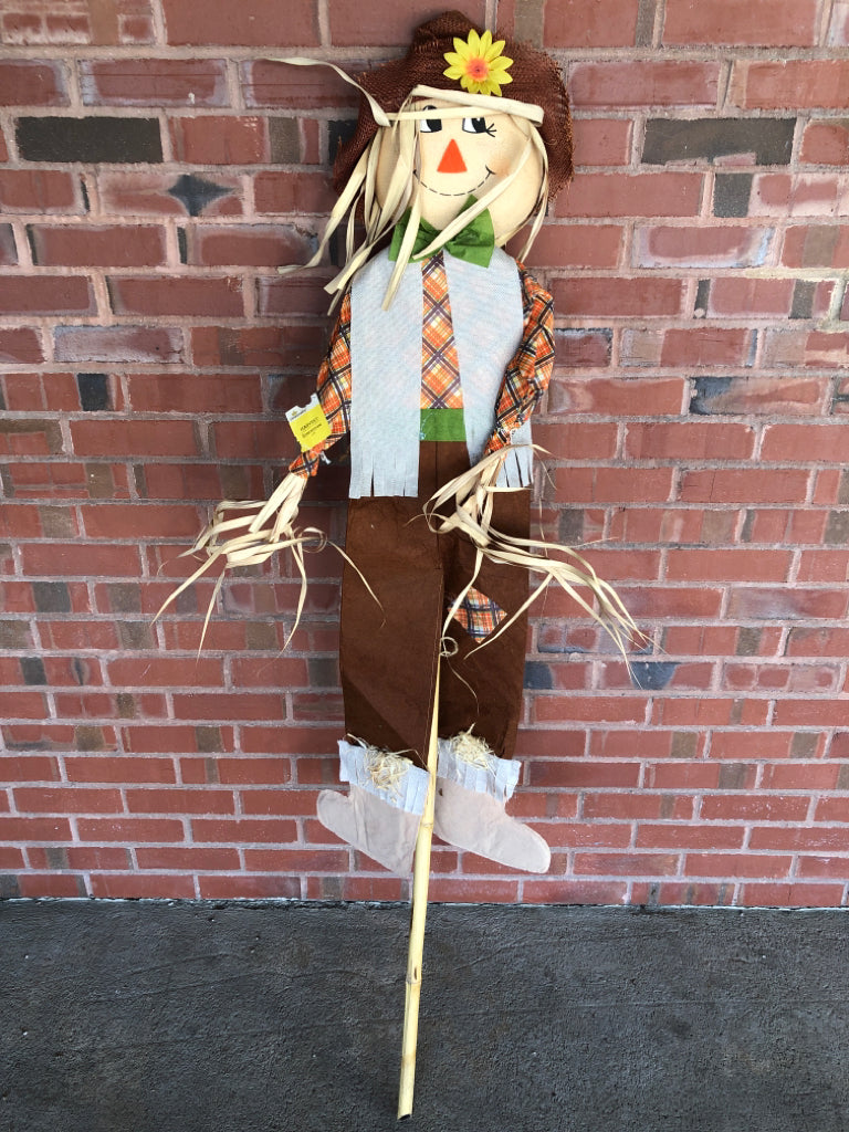 SCARECROW W/BROWN HAT YARD DECOR.