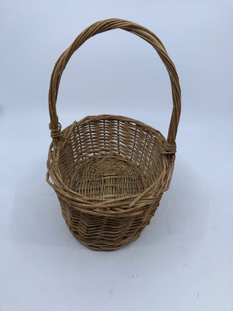 WICKER BASKET W/HANDLE.