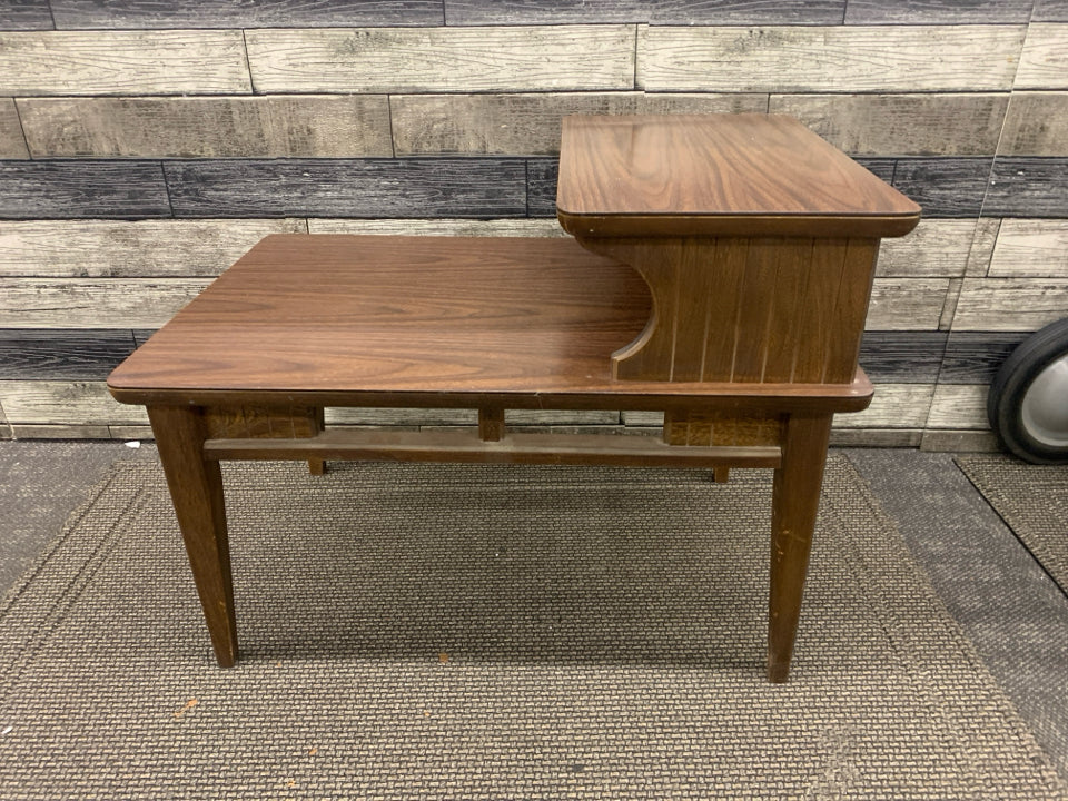 DARK WOOD VTG TWO TIER SIDE TABLE.