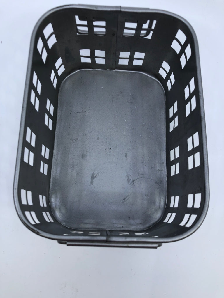 METAL CUT OUT BASKET W 2 HANDLES.