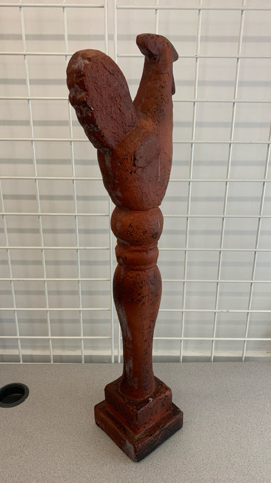 RED DISTRESSED ROOSTER PILLAR DECOR.