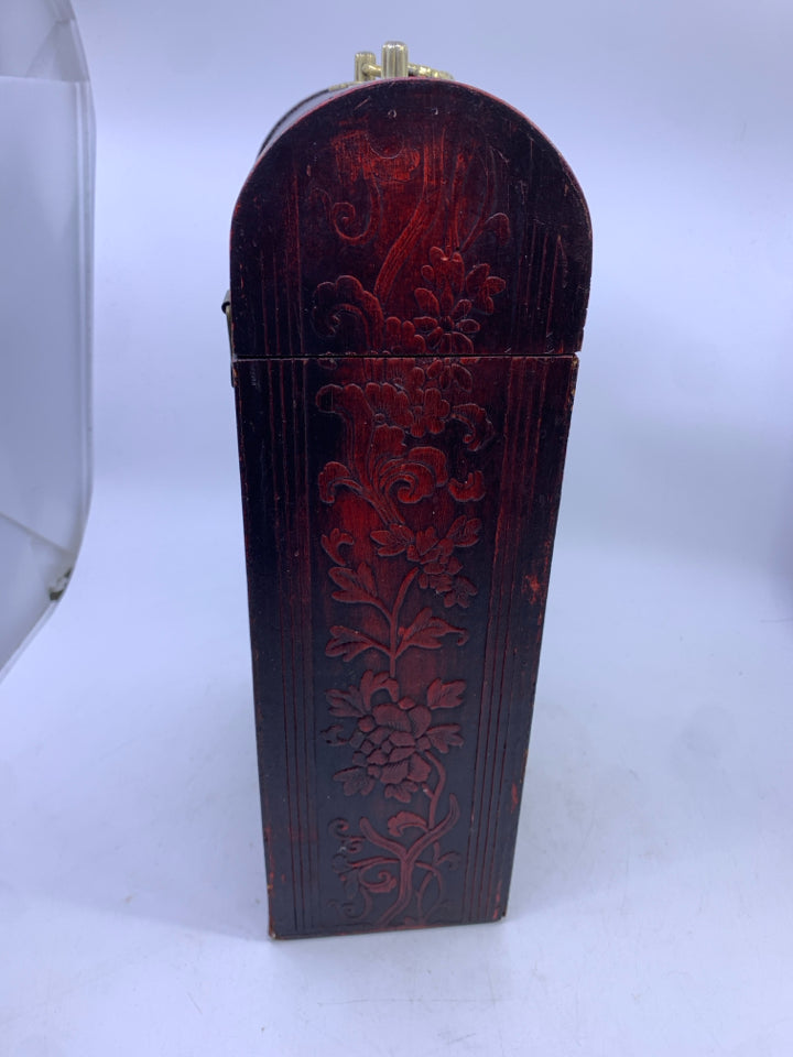 RED DISTRESSED WOOD BOTTLE BOX W/ LATCH.