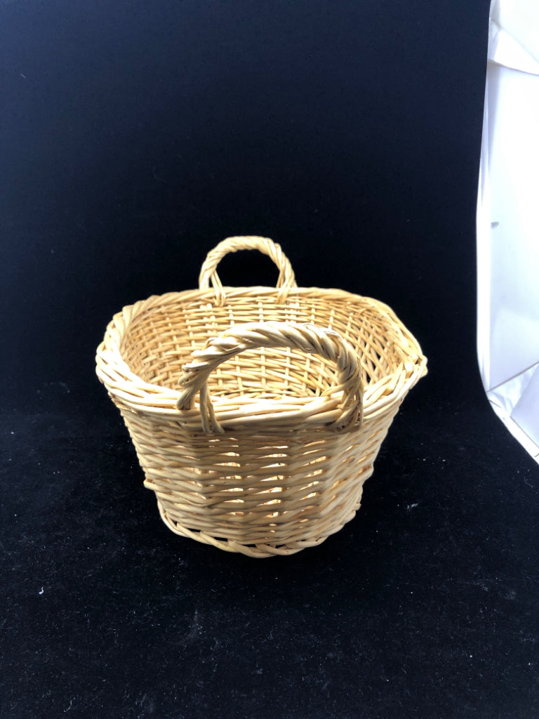 OVAL BLONDE WICKER BASKET WITH HANDLES.