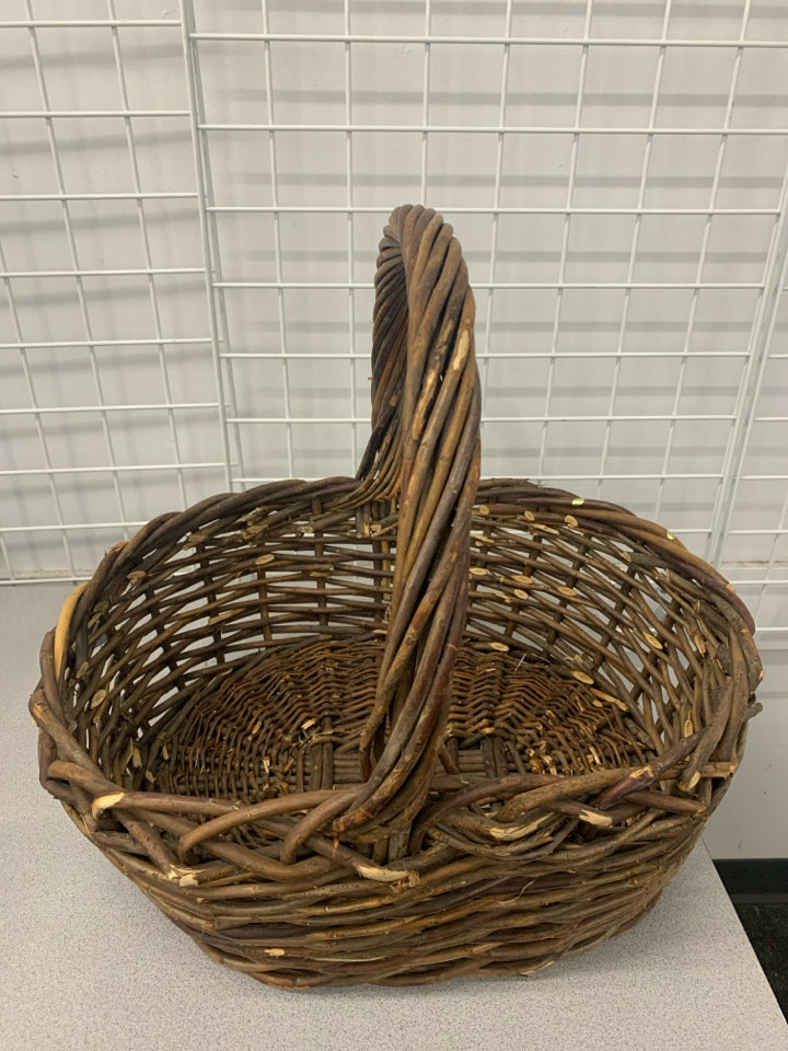 LARGE BROWN BASKET W/HANDLE.