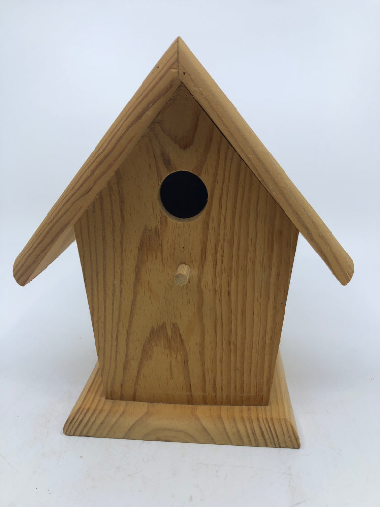 UNFINISHED WOOD BIRDHOUSE.