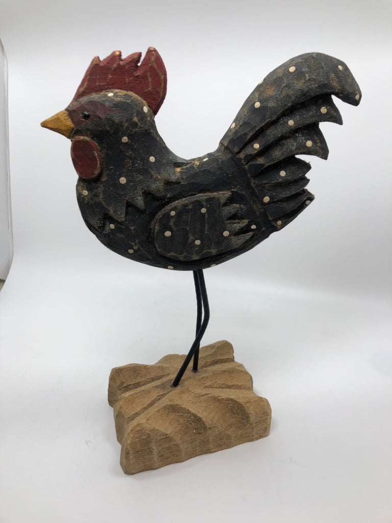 PAINTED WOODEN ROOSTER FIGURINE.