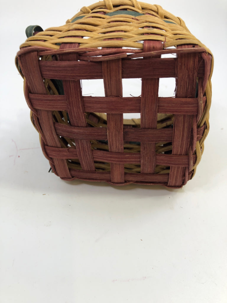 SMALL WOVEN BASKET W/RED&GREEN WOOD BOW 7.