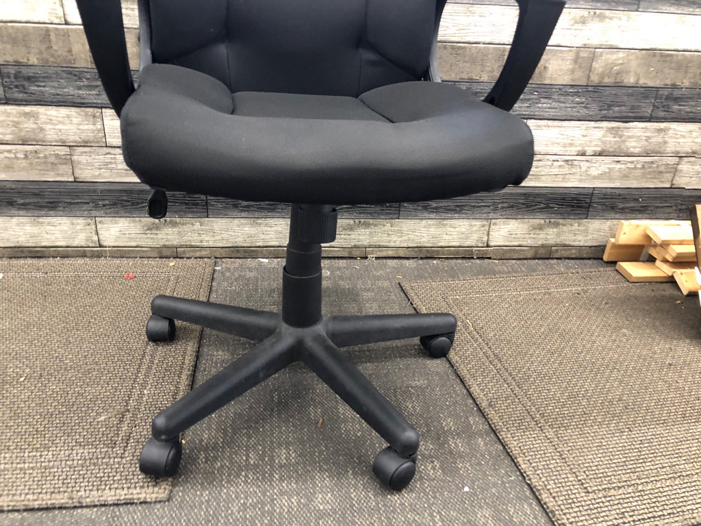 BLACK SWIVEL OFFICE CHAIR.