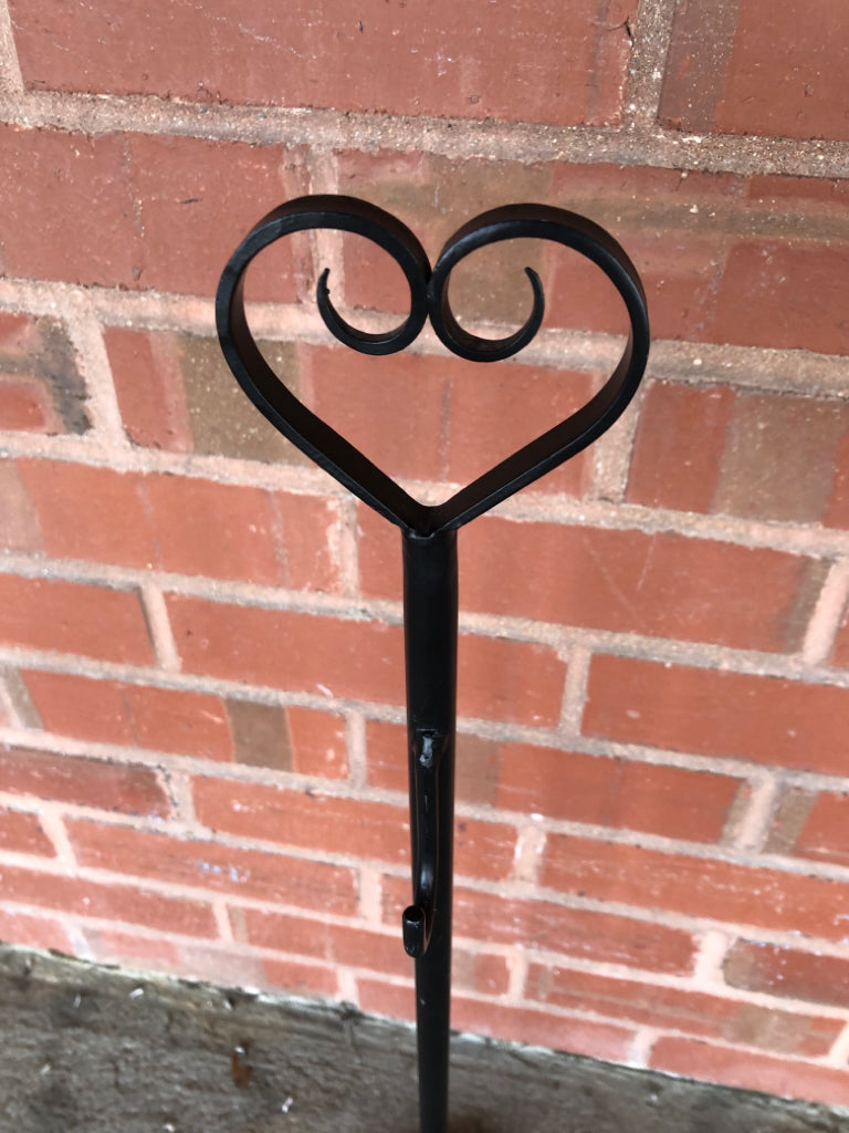 METAL WREATH HOLDER W/ HEART.