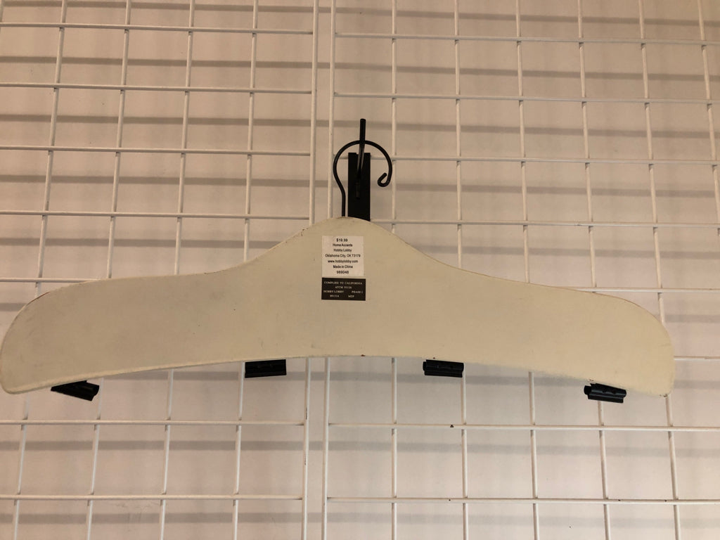 LOOKING FOR MATE WOODEN HANGER DECOR.