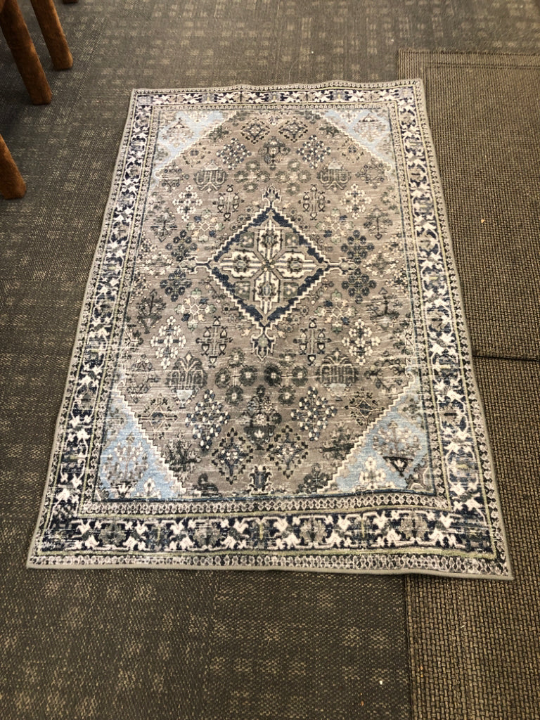 GREY RECTANGLE DIAMOND PATTERN RUG.