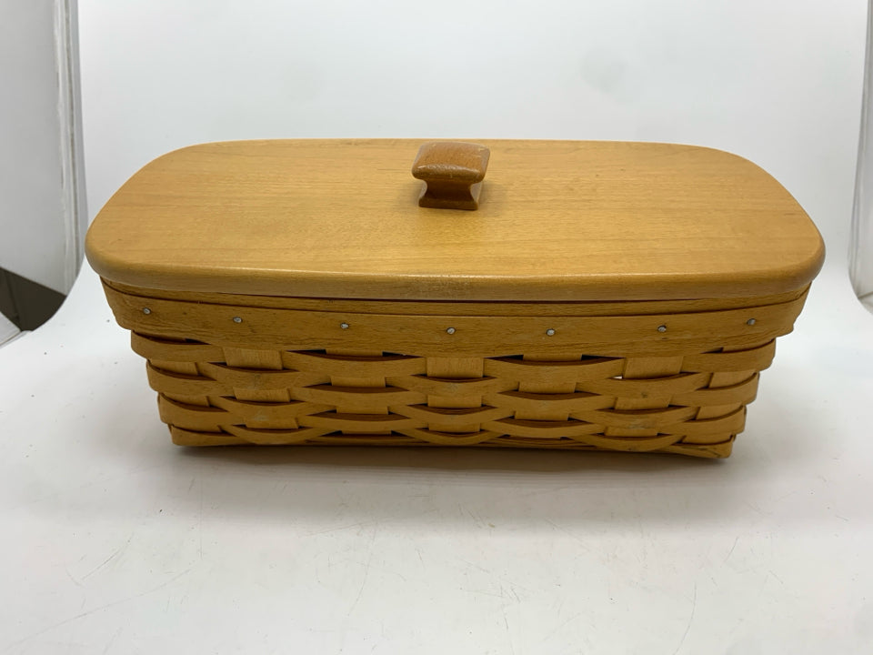 1999 RECTANGULAR BASKET W/WOOD COVER.