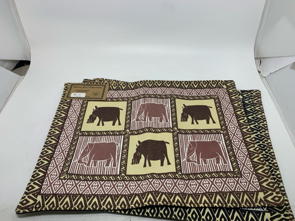 4 SAFARI ANIMALS PATTERN PLACE MATS W/ TAGS.