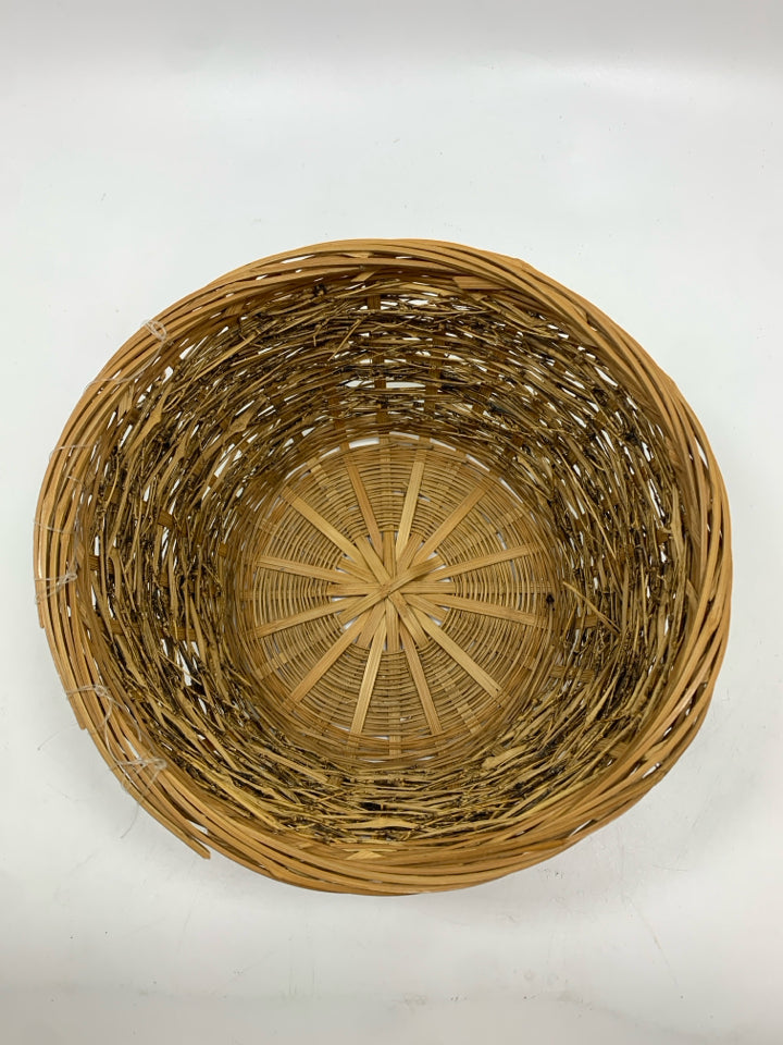 SMALL ROUND WOVEN BASKET.