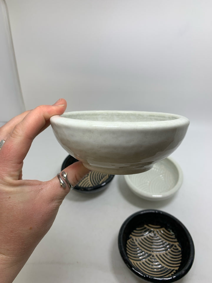 4 BLACK & WHITE BERRY BOWLS W/ DETAILED LINED BOTTOMS.