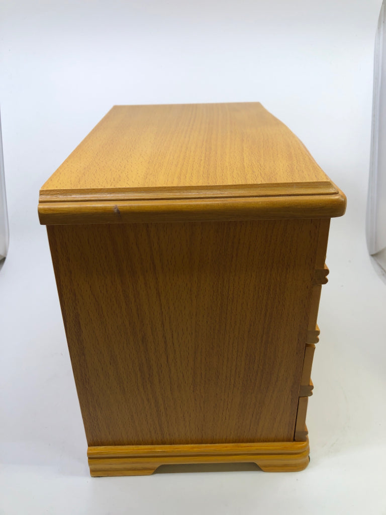 BLONDE WOOD 3 DRAWER JEWELRY BOX.
