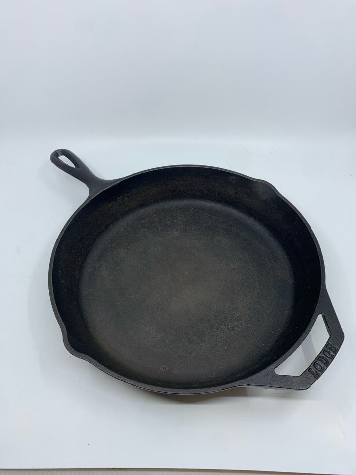 LARGE LODGE CAST IRON PAN.