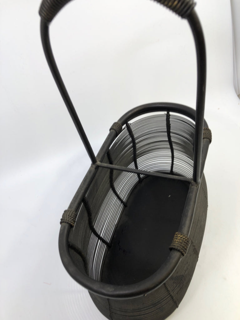 BROWN METAL BASKET W/HANDLE.