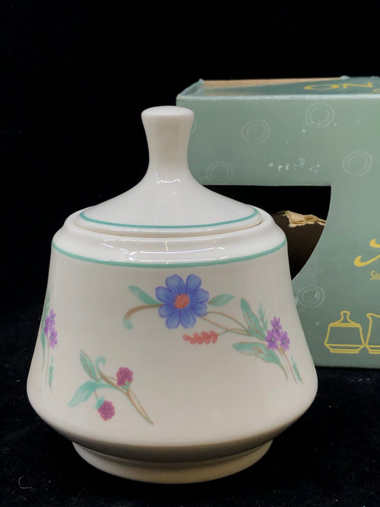 ONEIDA COVERED SUGAR AND CREAMER SET IN BOX.