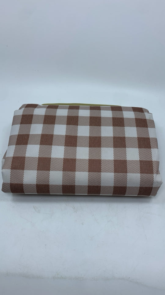 BROWN CHECKERED FOLD-TO-BAG PICNIC BLANKET.