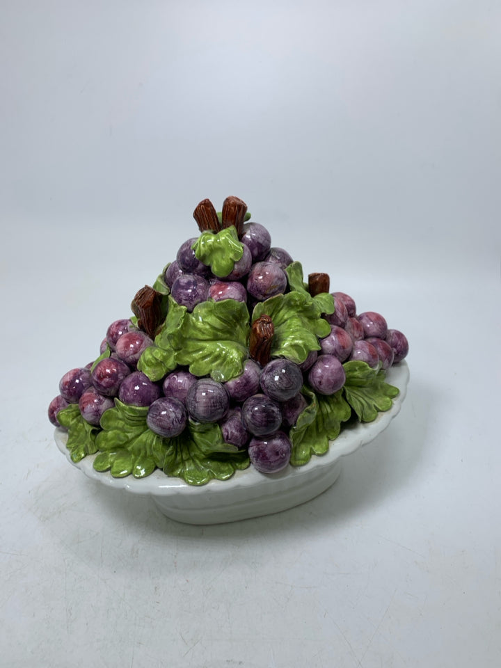 VTG PURPLE GRAPE CLUSTER IN WHITE BASKET CENTERPIECE.